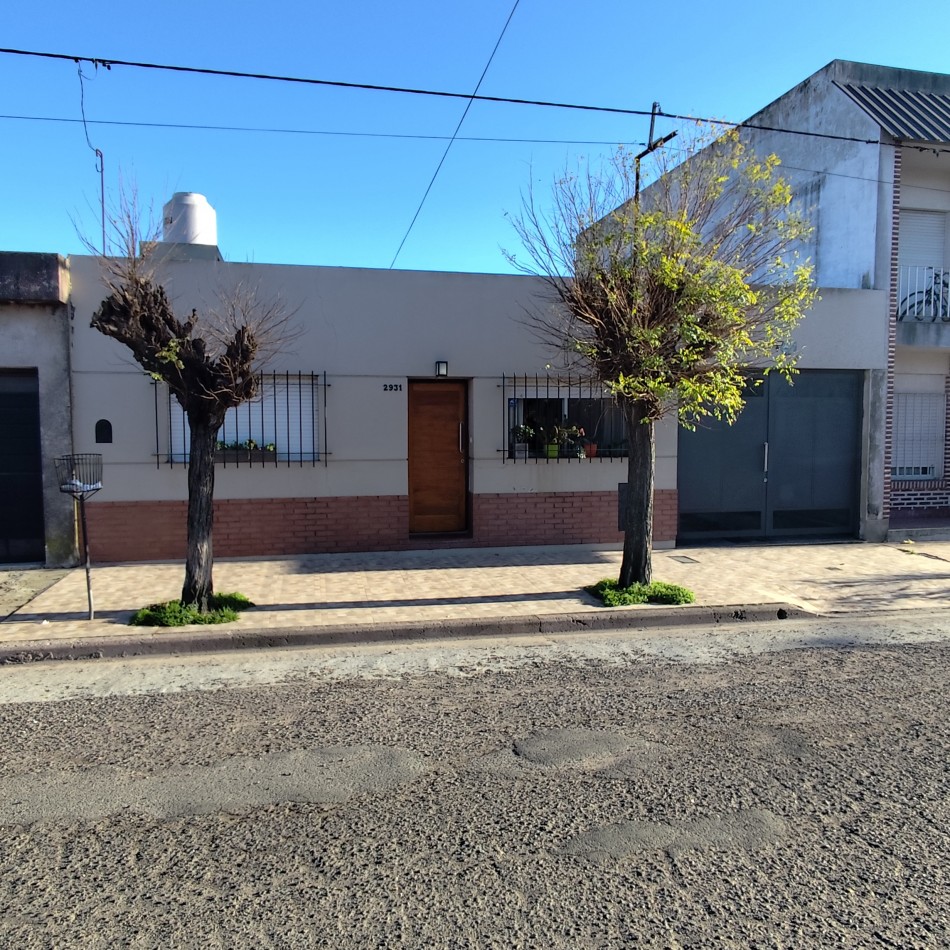 HERMOSA CASA EN BARRIO LUJAN