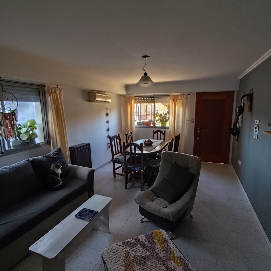 HERMOSA CASA EN BARRIO LUJAN
