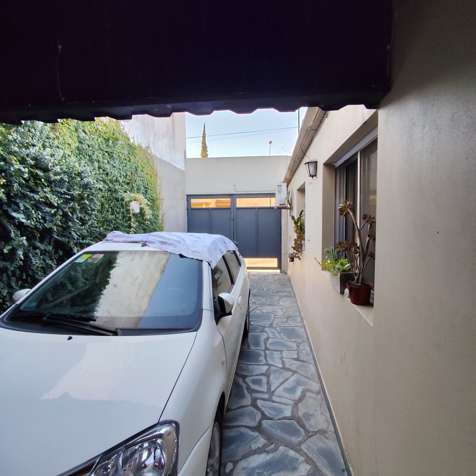 HERMOSA CASA EN BARRIO LUJAN