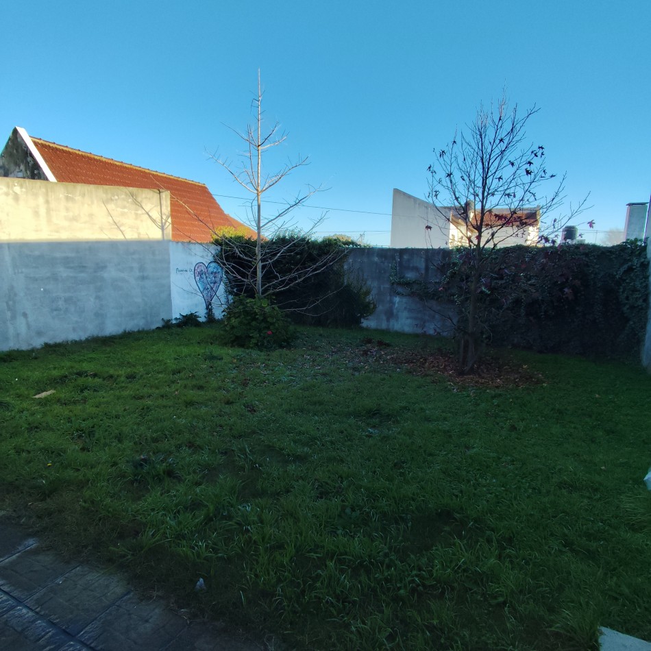 HERMOSA CASA EN BARRIO LUJAN